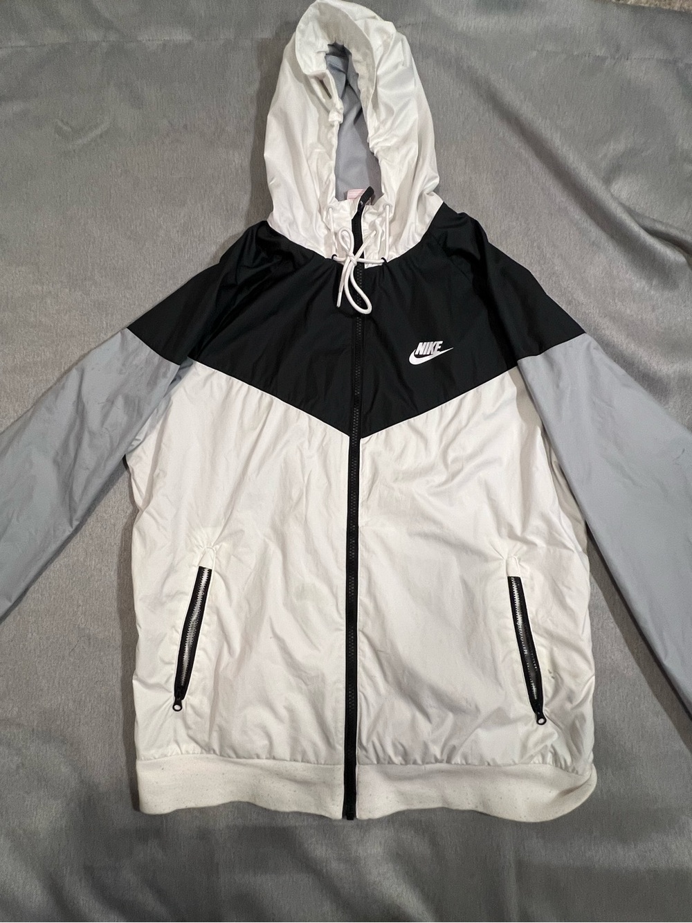 Nike Windrunner Hooded Windbreaker
Jacket Mens Medium White Black Grey